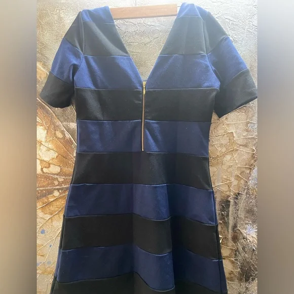 Lovely FOREVER NEW Bandage dress with back gold zip detailing - Picture 2 of 6